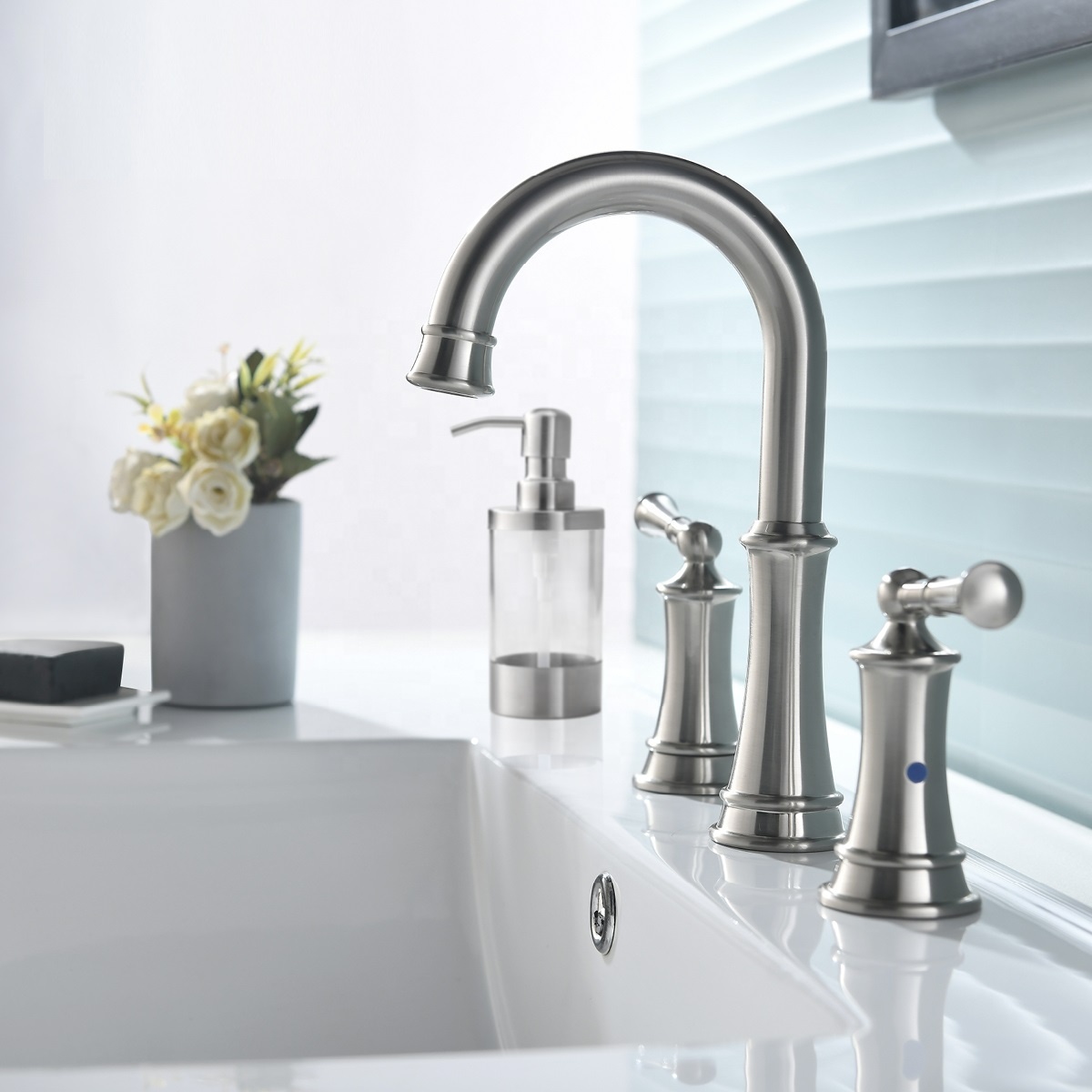 Grifo de lavabo de baño de alta calidad barato al por mayor moderno de moda