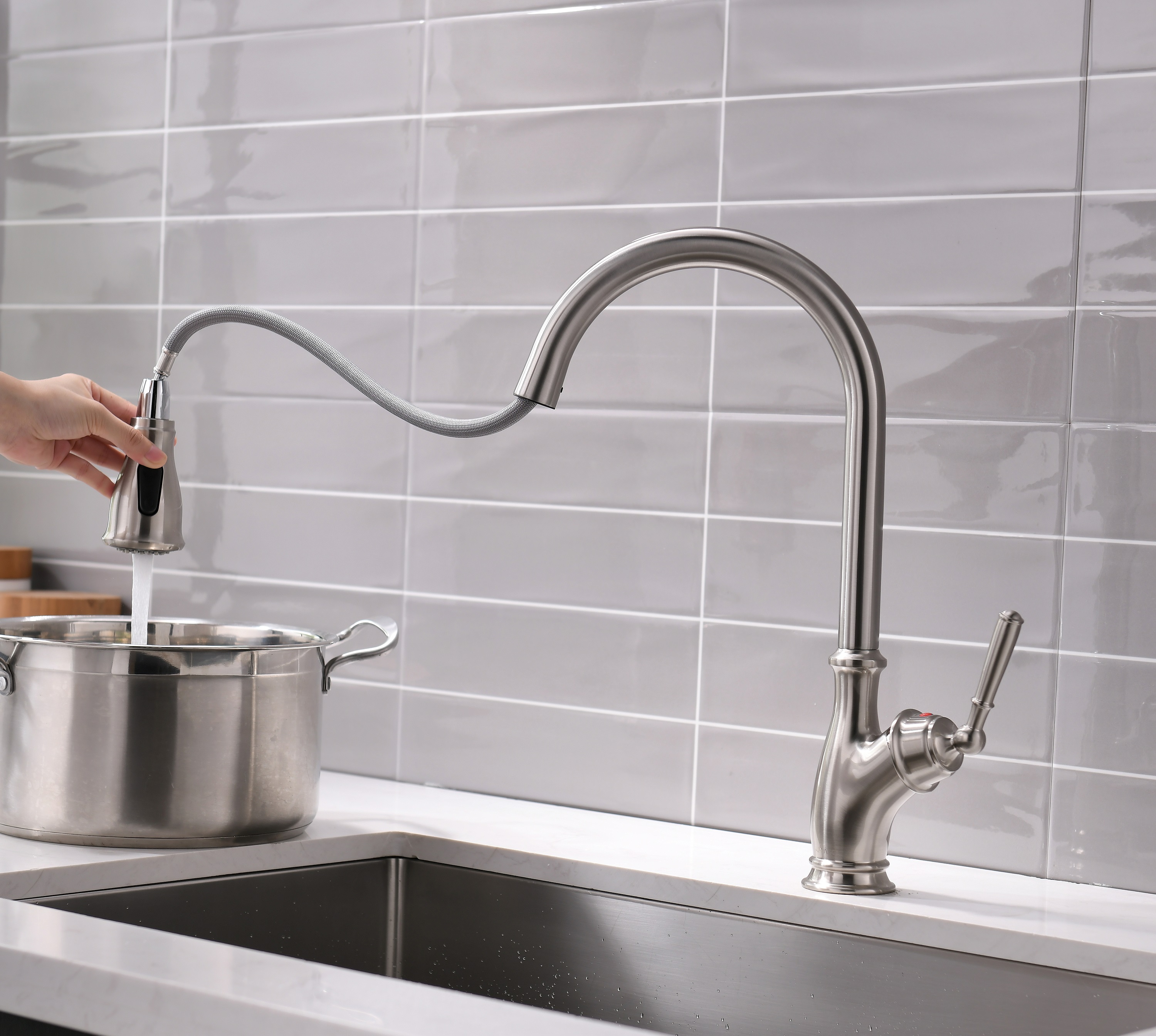 APS274-BN SUS304 Grifo de fregadero de cocina de acero inoxidable Grifo de cocina giratorio 360 extraíble